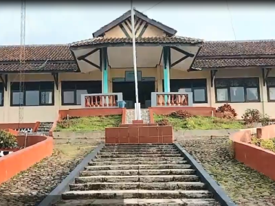 SMP NEGERI 2 SALEM TAMPAK DARI DEPAN