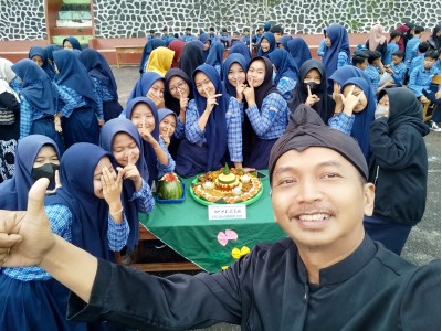 WALI KELAS DAN SISWA KELAS 8C