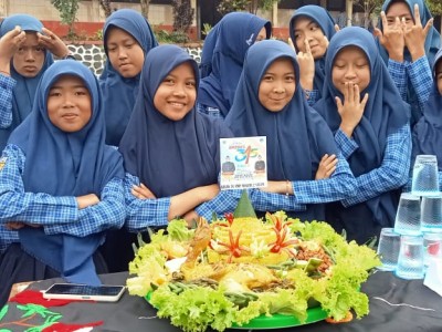 KREATIFITAS SISWA MEMBUAT TUMPENG